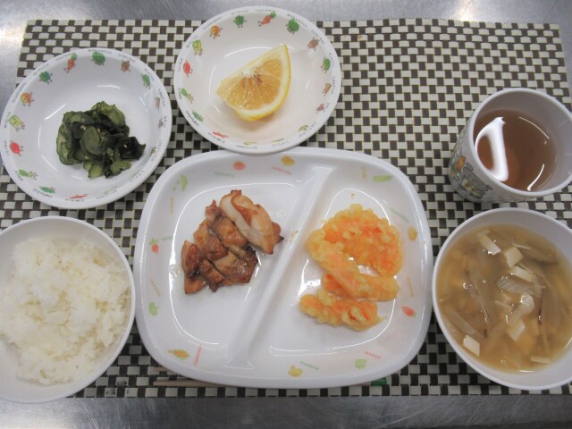 ごはん、照り焼きチキン、吉野川市産にんじんの天ぷら、鳴門わかめの酢の物、みかん（小夏）、ごぼうと豆腐の味噌汁